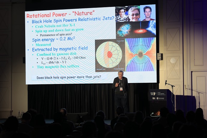 Roger Blandfold of Stanford University gives a lecture at the "Black Holes – From Theory to Observations" conference led by the Israeli Space Agency. Photography: Hadas Ezra