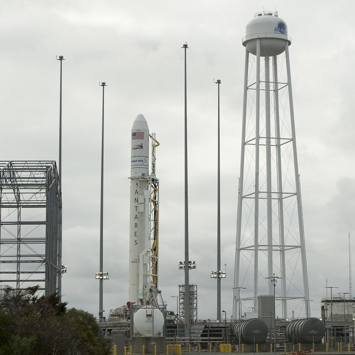 הטיל Orbital ATK Antares, הנושא את חללית המטאן, סיגנוס, צולם ביום חמישי, מוכן לשיגור | צילום: Bill Ingalls/NASA הטיל Orbital ATK Antares, הנושא את חללית המטאן, סיגנוס, צולם ביום חמישי, מוכן לשיגור