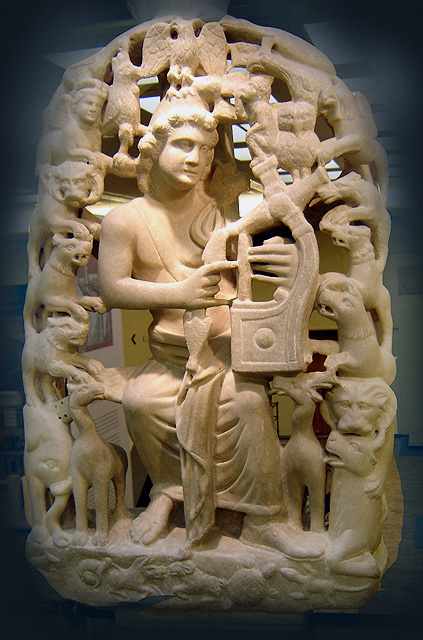 פסל שיש מן המאה הרביעית לספירה – אורפאוס, בנגינתו הקסומה בנבל, מצליח להפנט יצורים ארציים ושמימיים כאחד