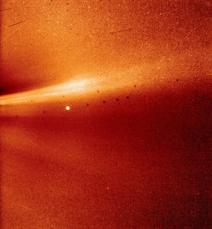 תמונה ראשונה מתוך האטמוספרה של השמש. הנקודה הבהירה באמצע היא כוכב חמה. קרדיט: NASA/Naval Research Laboratory/Parker Solar Probe