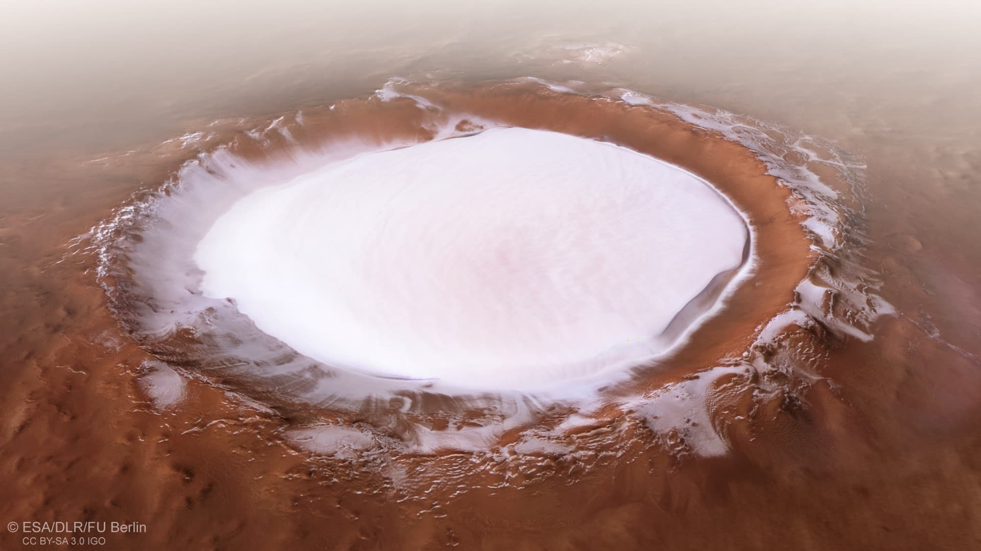 כיפת הקרח בקוטב הדרומי של מאדים, לא רחוק ממכתש קורולב, כפי שצולמה בשנת 2000 על ידי ה-Mars Global Surveyor של נאס"א