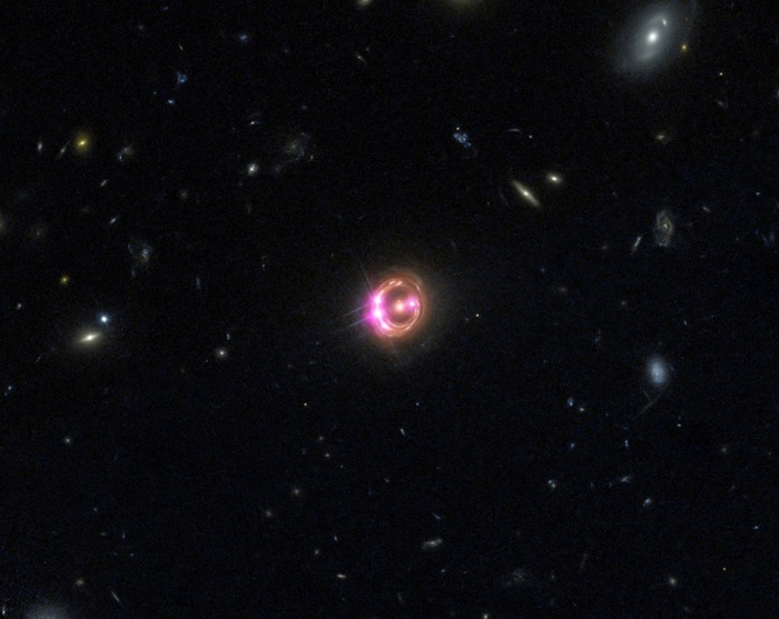וככה זה נראה באור הנראה: גלקסיה אחת משוכפלת ארבע פעמים בגלל שהחור השחור במרכזה מעוות את האור.