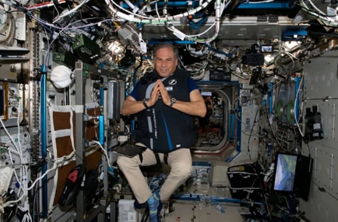 האסטרונאוט הישראלי איתן סטיבה לובש את אפוד המגן מפני קרינה בתחנת החלל הבינלאומית. צילום: משימת רקיע