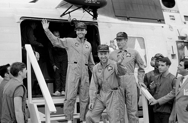 לוול, הייז וסוויגרט על סיפון ספינת החילוץ איוו ג'ימה. קרדיט: NASA