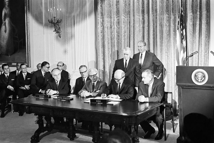 טקס החתימה על אמנת החלל החיצון ב-1967. קרדיט: האו טקס החתימה על אמנת החלל החיצון ב-1967. קרדיט: האו