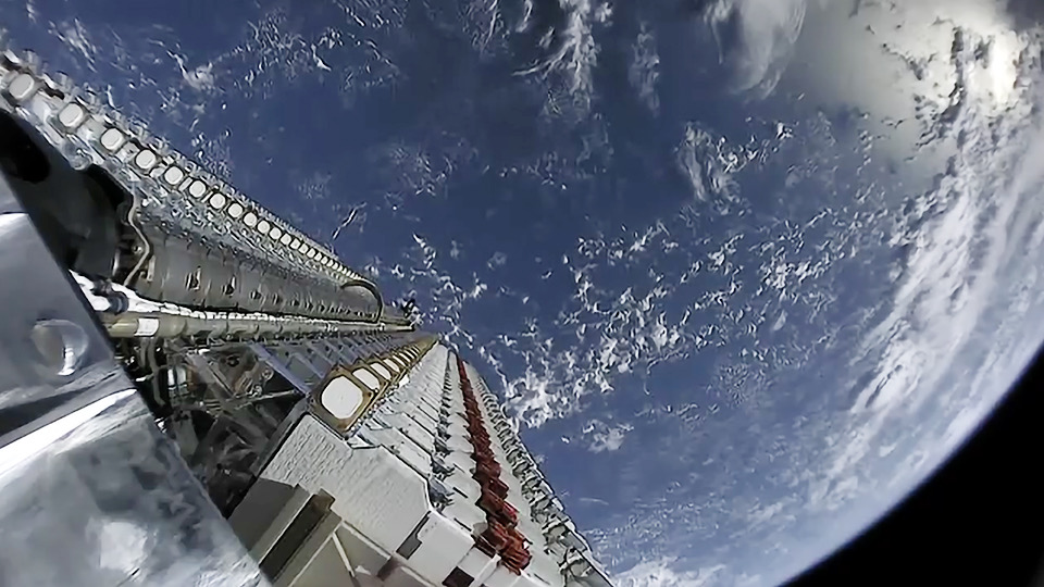מקבץ 60 לווייני סטארלינק ששוגר במאי 2019, רגע לפני הפיזור למסלול סביב כדור הארץ. קרדיט: SpaceX