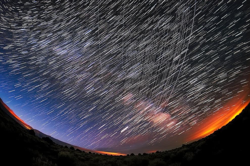 לווייני סטארלינק חוצים את השמיים (בחשיפה ארוכה). קרדיט: M. Lewinsky