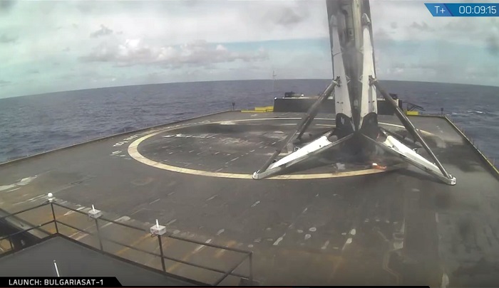 מתוך השידור החי של הנחתת השלב הראשון של המשגר, שניצב כאן ניצב על אסדה בלב ים, לאחר הנחיתה | צילום: SpaceX