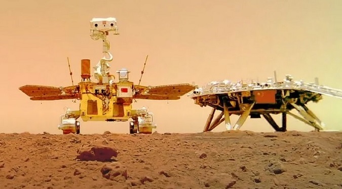 הרובר ז'ורונג והנחתת טיאנוון-1 על אדמת מאדים ב-11 ביוני 2021. קרדיט: 中国新闻网