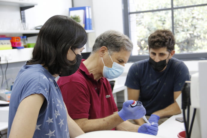 איתן סטיבה מתאמן בנוכחות החוקרים בביצוע ניסוי הקריספר. צילום: Gur Pines