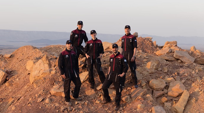 האסטרונאוטים שידמו בשבועות הקרובים את המשימה במאדים, במצפה רמון. קרדיט: OeWF: Florian Voggeneder