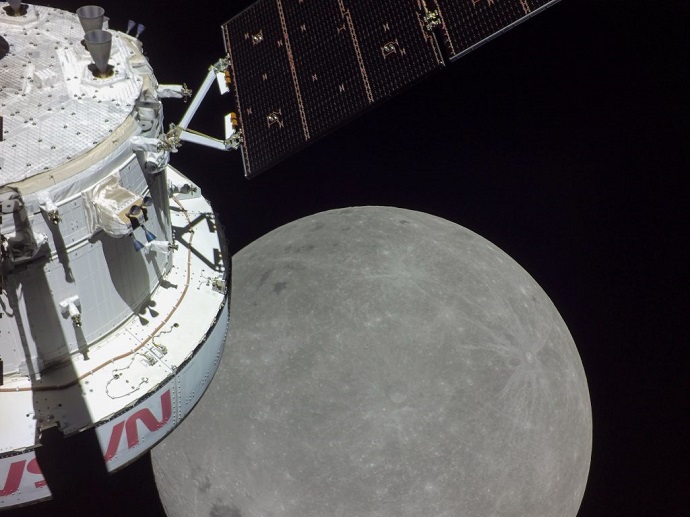 חללית האוריון על רקע חלק מצדו הרחוק של הירח. קרדיט: נאס"א