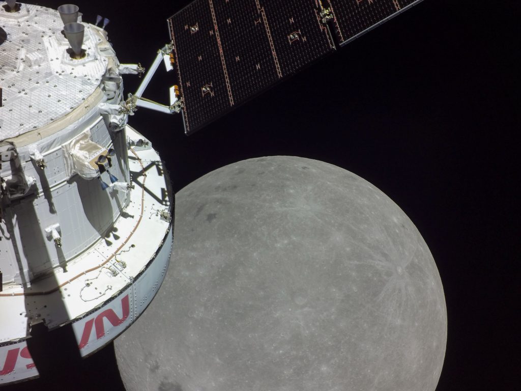 חללית אוריון של נאס"א על רקע חלק מצדו הרחוק של הירח, כפי שצולם במשימת ארטמיס 1. קרדיט: נאס"א