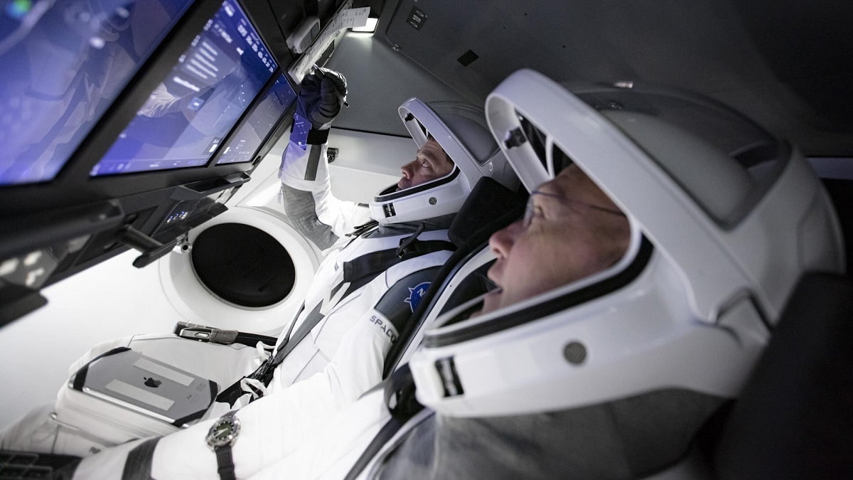 האסטרונאוטים בוב בנקן (Behnken) ודאג הרלי (Hurley) בסימולציית טיסה שנמשכה יומיים, לקראת טיסת הבכורה. קרדיט: SpaceX
