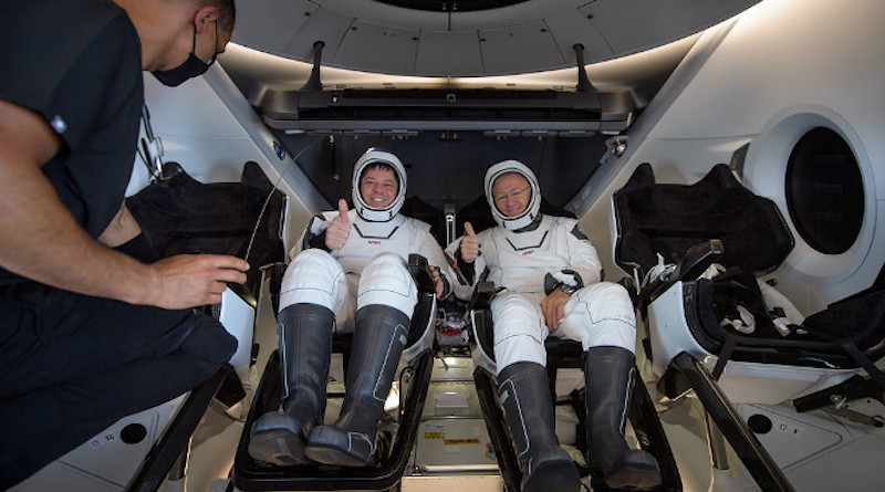 האסטרונאוטים דאג הארלי (ימין) ובוב בנקן לאחר נחיתתם במימי מפרץ מקסיקו. קרדיט: NASA/Bill Ingalls