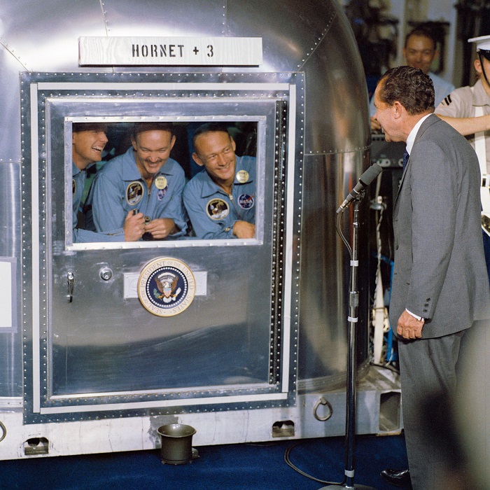 נשיא ארה"ב ריצ'ארד ניקסון וצוות אפולו 11 בבידוד על סיפון נושאת המטוסים "הורנט" | צילום: NASA
