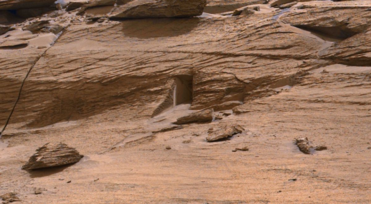 האם דלת הקסמים במאדים מובילה למערת קבר, לפירמידה או לקניון? לא, היא לא מובילה לשום מקום. צילום: NASA/JPL/Mars Curiosity team