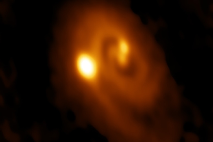 מערכת כוכבים משולשת נוצרת בערפילית. קרדיט: SCUBA-2 survey image by Sarah Sadavoy, CfA