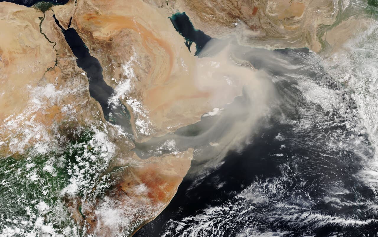 ענן אבק מעל חצי האי ערב. קרדיט: NASA Earth Observatory