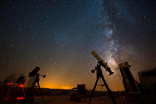 טלסקופים מכוונים לרקיע- האור שמגיע אלינו מהכוכבים מספר עליהם הרבה יותר ממה שנראה לעין