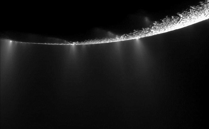 בירח אנקלדוס אוקיינוס גלובלי תחת שכבת קרח. בתמונה: סילונים חמים פורצים מהקוטב הדרומי של הירח | צילום: NASA