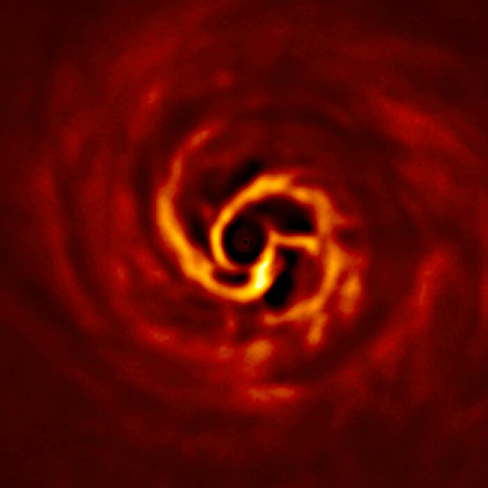 במרכז הדיסקה הפנימית סביב הכוכב הצעיר, זוהר כוכב הלכת. האם כך נראה כדוה"א לפני 4.5 מיליארד שנה? ESO/Boccaletti et al