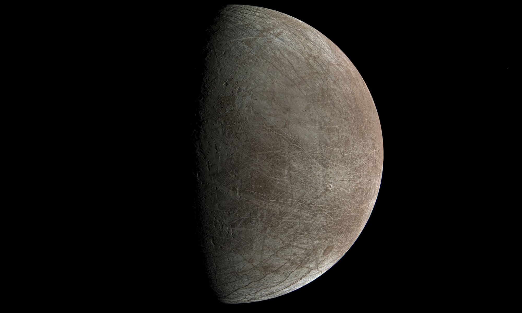 القمر أوروبا ، كما صوره مسبار جونو العام الماضي. عن: NASA / JPL-Caltech / SwRI / MSSS
