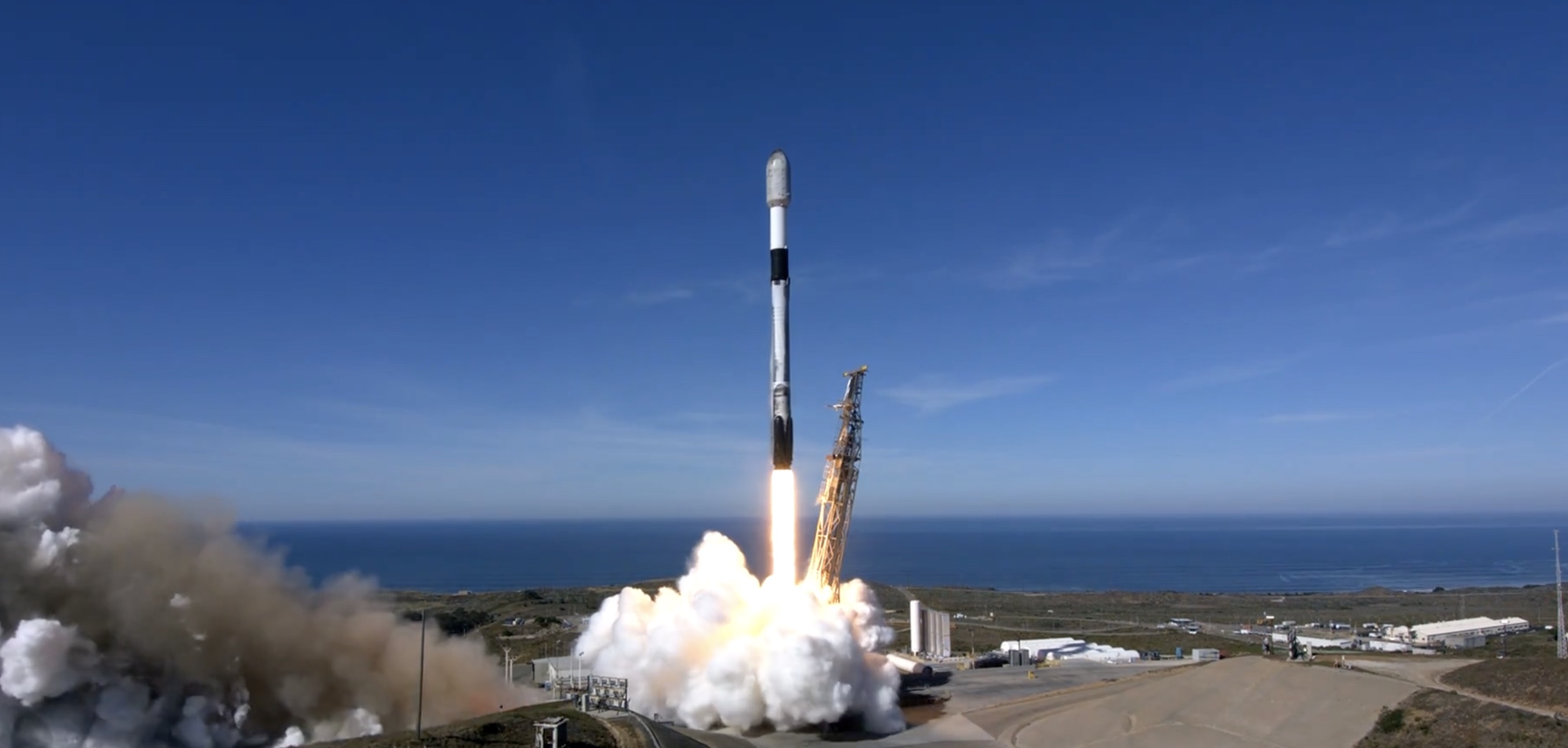 The Falcon 9 takes off from the Vandberg base, carrying the Israeli nanosatellite Ella1. Credit: SpaceX