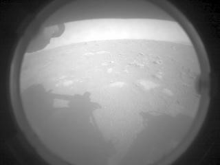 שלום עולם! התמונה הראשונה של מכתש ג'זרו מפני השטח – והראשונה של הרובר פרסווירנס. קרדיט: NASA/JPL-Caltech