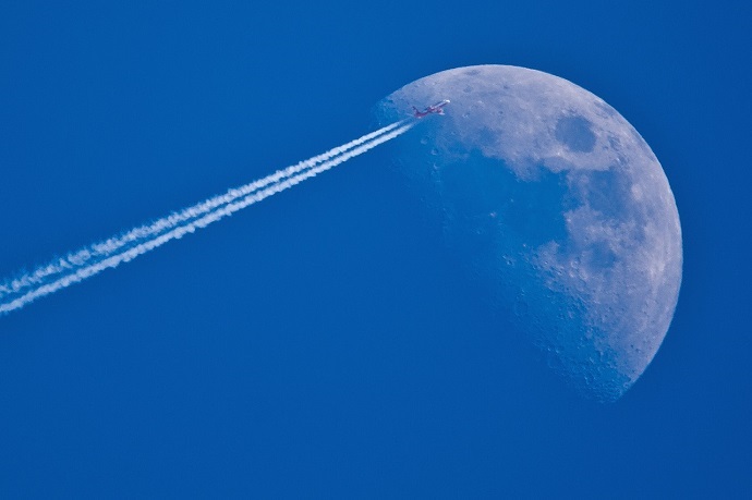 מטוס נוסעים על רקע הירח
