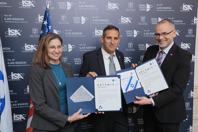 מנהל תוכנית ארטמיס בנאס"א, ג'ים פרי, וסגניתו קאת'רין קוארנר, משני צדי מנהל סוכנות החלל הישראלית, אורי אורון. קרדיט: עוז שכטר/לע"מ מנהל תוכנית ארטמיס בנאס"א, ג'ים פרי, וסגניתו קאת'רין קוארנר, משני צדי מנהל סוכנות החלל הישראלית, אורי אורון. קרדיט: עוז שכטר/לע"מ