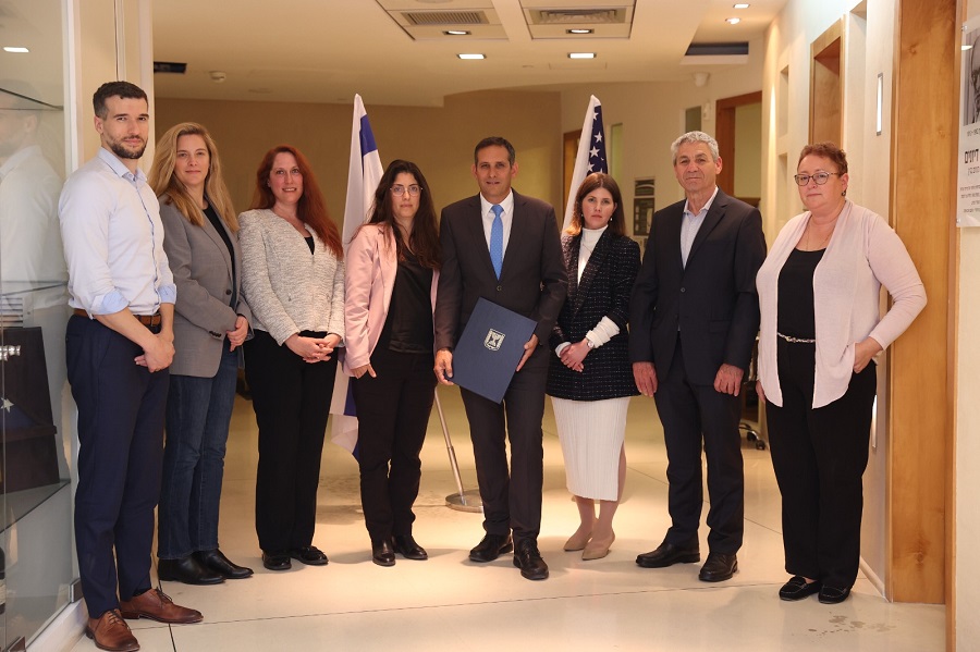 הסכם ארטמיס החתום בידי אורי אורון, מנהל סוכנות החלל הישראלית במשרד החדשנות, המדע והטכנולוגיה. צילום: ציפי וילמובסקי, לע"מ