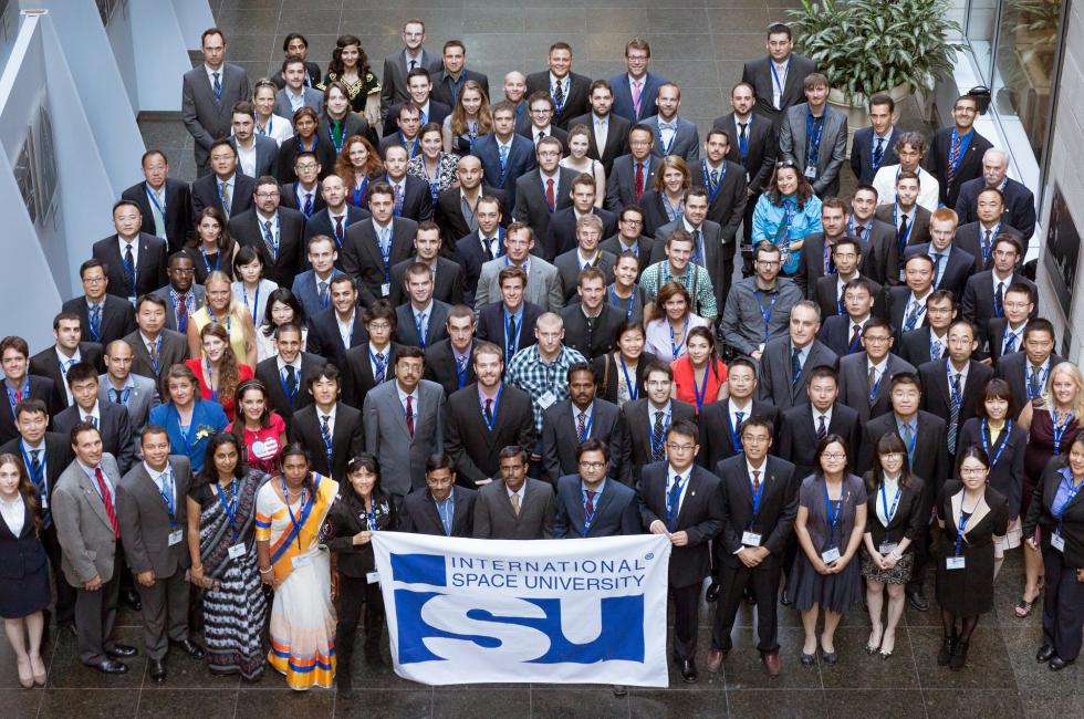 תמונה קבוצתית של תלמידי אוניברסיטת החלל הבינלאומית מרחבי העולם