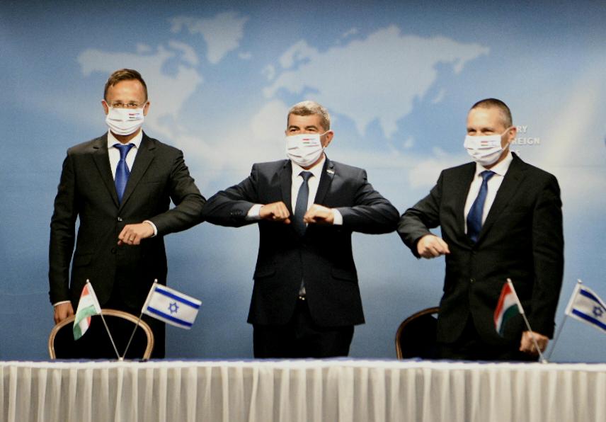 מימין: שר המדע והטכנולוגיה, יזהר שי, שר החוץ, גבי אשכנזי, שר החוץ של הונגריה, פטר סיירטו