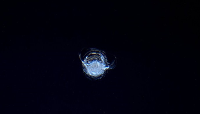 סדק בחלון תחנת החלל הבינלאומית, לאחר פגיעה של פסולת חלל. צילום: האסטרונאוט טים פיק
