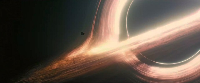 הדמיה של עיוות האור סביב חור שחור, בסרט בין-כוכבים.