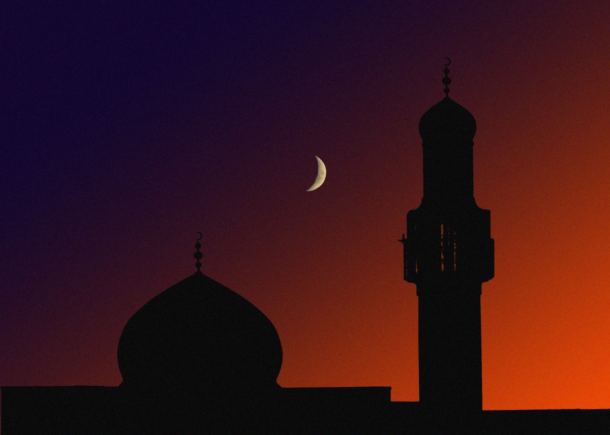 ירח מעל מסגד. קרדיט: Robert Couse-Baker