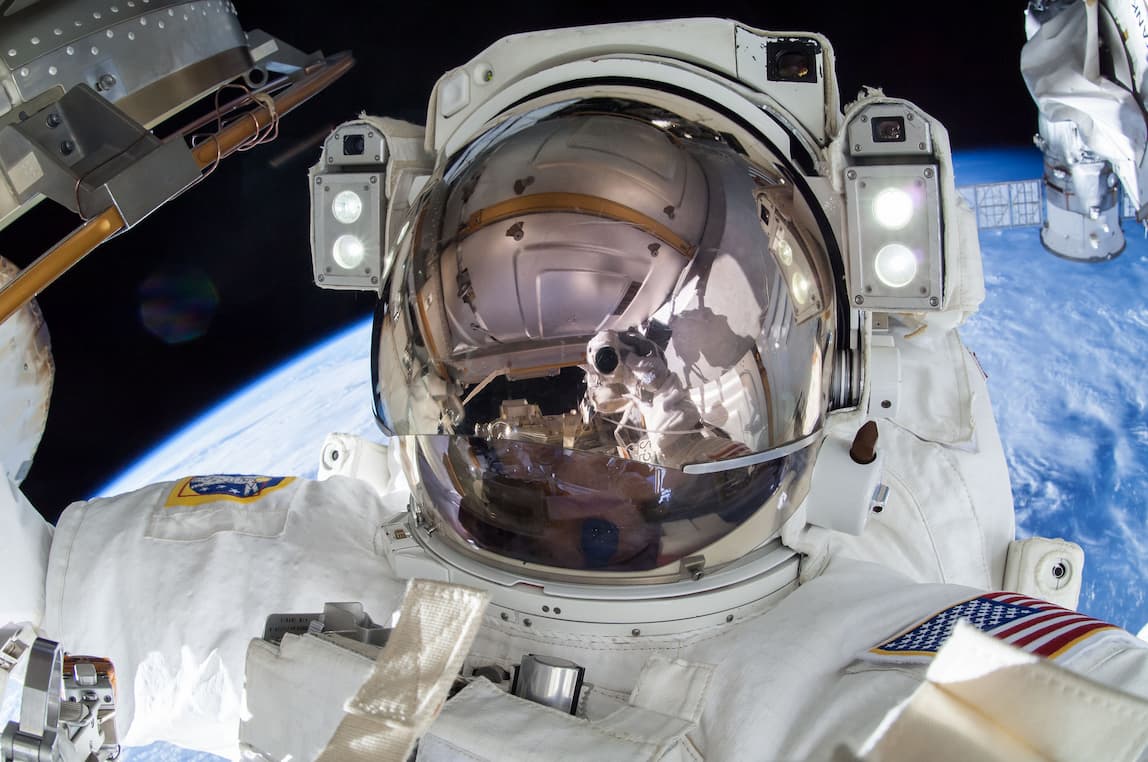 האסטרונאוט טרי וירטס בהליכת חלל. פסולת החלל עלולה לקרוע חליפה של אסטרונאוט – או לחדור את גופו ממש. קרדיט: נאס"א