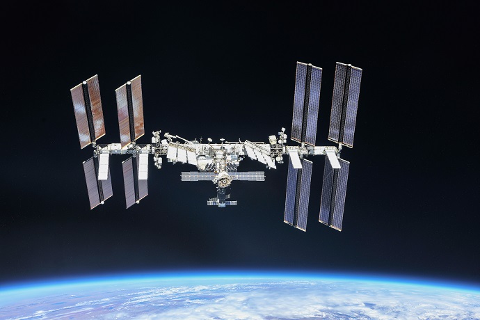 תחנת החלל הבינלאומית, כפי שצולמה ב-2018 מחללית סויוז מאוישת שעזבה אותה. קרדיט: נאס