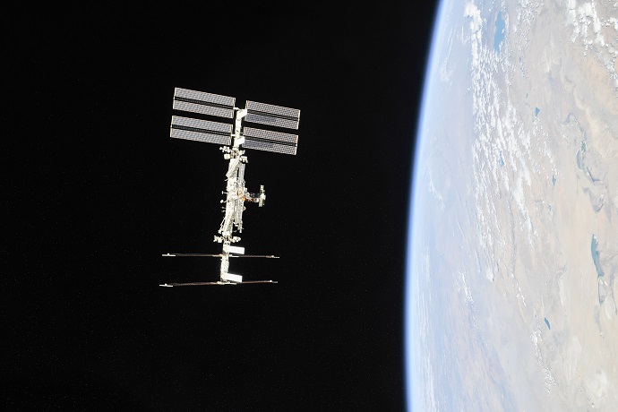 תחנת החלל הבינלאומית, כפי שצולמה ב-2018 מחללית סויוז מאוישת שהתנתקה ממנה. קרדיט: נאס