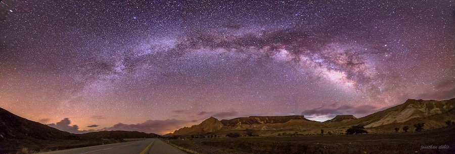 גלקסיית שביל החלב מעל מכתש רמון | צילום: Jonathan elihis