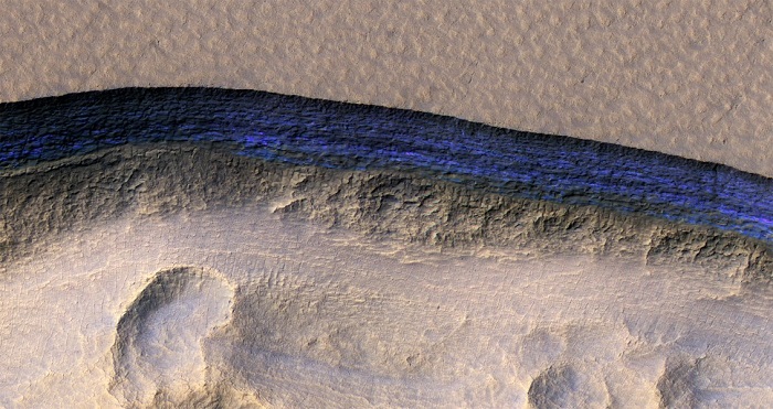 שכבת קרח יבש תת קרקעית במאדים | צילום: NASA/JPL/UNIVERSITY OF ARIZONA/USGS שכבת קרח יבש תת קרקעית במאדים | צילום: NASA/JPL/UNIVERSITY OF ARIZONA/USGS