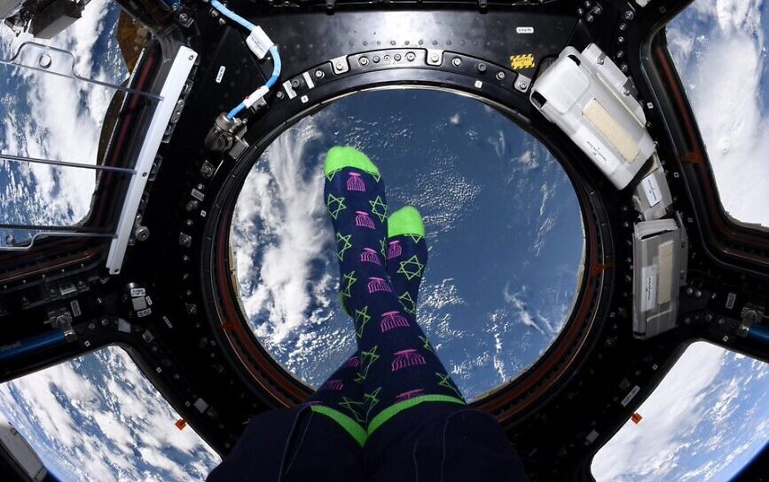 האסטרונאוטית ג'סיקה מאיר חוגגת חנוכה בתחנת החלל הבינלאומית. קרדיט: NASA