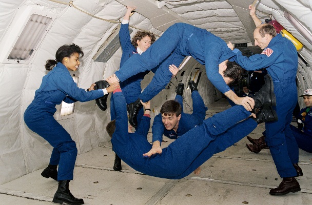 אסטרונאוטים משתעשעים במהלך אימון במתקן מיקרו-כבידה