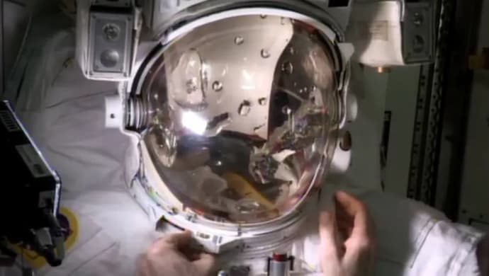 הקסדה של פרמינטו, אחרי שחזר לתחנה. קרדיט: NASA TV הקסדה של פרמינטו, אחרי שחזר לתחנה. קרדיט: NASA TV