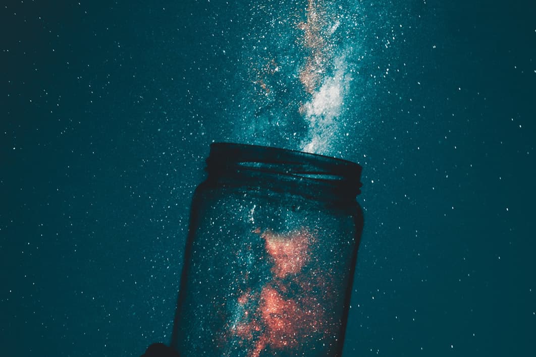 מים על רקע הכוכבים