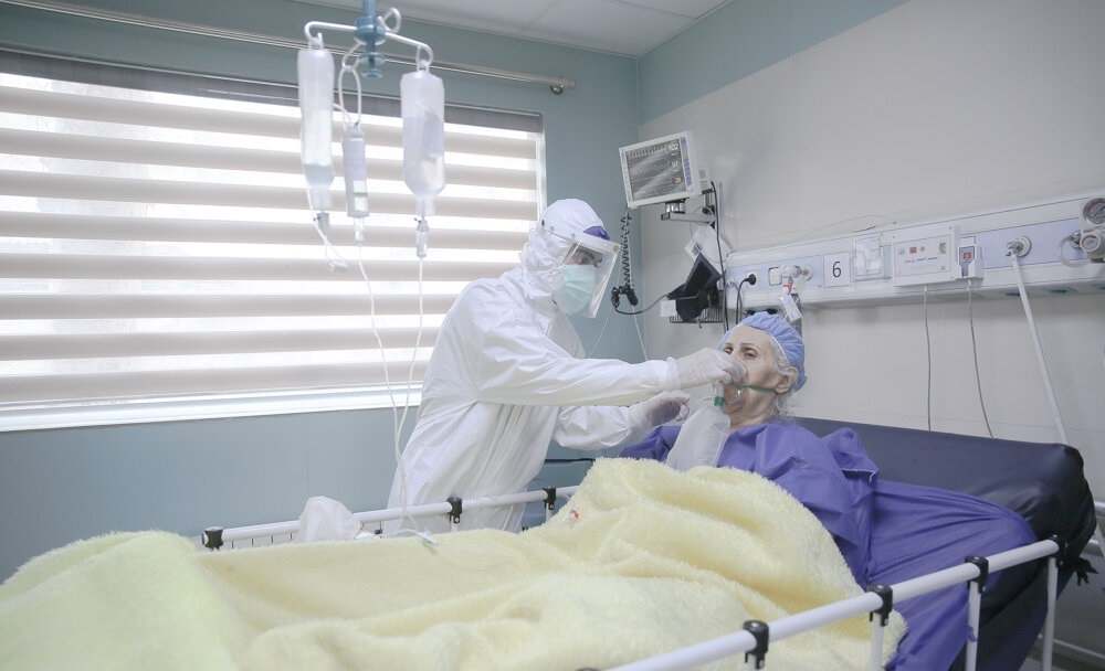 חולת קורונה מטופלת בחמצן בבית חולים באיראן. קרדיט: Mehr News Agency