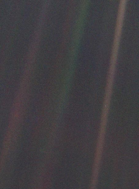 הנקודה הכחולה החיוורת- כדור הארץ. הצילום המפורסם של וויאג'ר 1 משנת 1990 | NASA/JPL