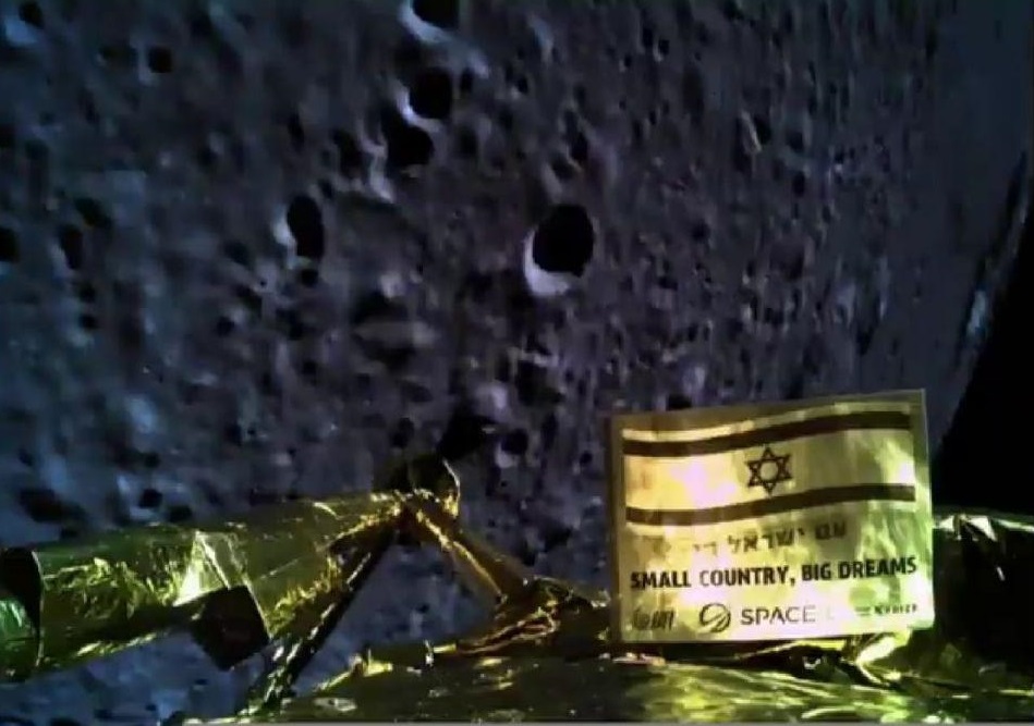 תמונת סלפי שהחללית בראשית צילמה על רקע הירח, תוך תהליך הנחיתה. באדיבות: SpaceIL