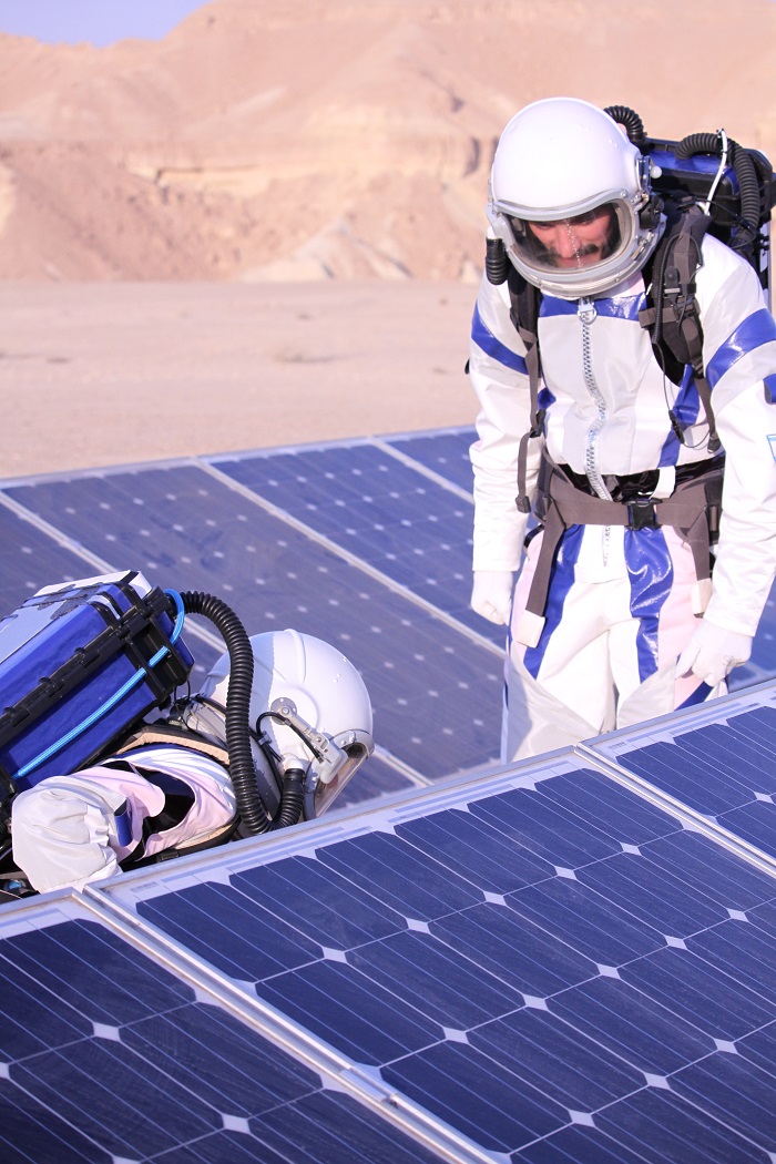 פאנלים סולארים המשמשים מקור אנרגיה לרמונאוטים בשטח | צילום: מנחה נופה